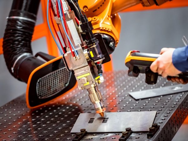 Fibre laser robotic remote cutting system